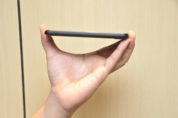 Desain Andromax T terlihat stylish, karena memiliki ketebalan hanya 7,8 mm. Dilengkapi juga kamera belakang 8 MP dan depan 2 MP.