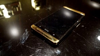     Casing depan dan belakangnya dilapisi dengan emas 18 karat. (kredit foto: techradar)