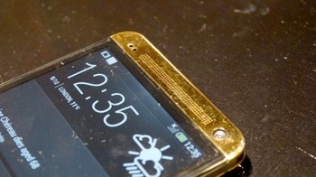     Tidak ada perbedaan spesifikasi antara HTC One emas dan regulernya. (kredit foto: techradar)