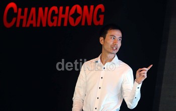 Untuk spesifikasinya sendiri Smart TV ini sudah mengusung teknologi 4K UHD yang mampu menghasilkan tampilan yang jauh lebih jernih dan tajam dengan resolusi 3840 x 2160 pixels.