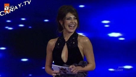 Usai Dikritik karena Berbusana Seksi, Presenter TV Turki Dipecat