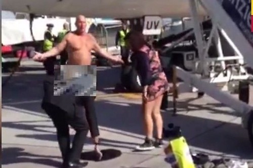 Penumpang Mabuk Striptis di Bandara, Disetrum Polisi