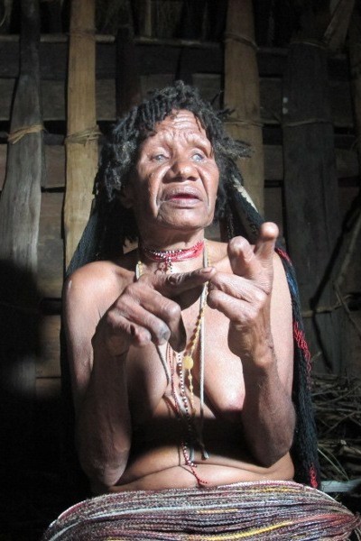 Indonesia & 6 Negara dengan Tradisi Aneh di Dunia