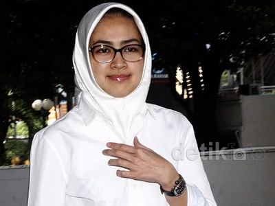 Airin Jenguk Suami di Rutan KPK