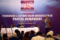 Dr Hery Margono memberikan kuliah bertema marketing politik.