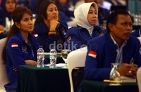 Para caleg tampak serius mendengarkan kuliah.