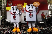 Maskot itu berbentuk kotak suara berwarna putih dengan logo KPU. Tangan kanan maskot memegang surat suara dan kiri menunjukkan jari kelingking bertinta.