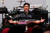 Ketua KPU Husni Kamil Manik memberikan sambutan.