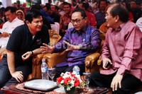 (Kiri ke kanan) Ketua KPU Husni Kamil Manik berbincang dengan Menteri Kehutanan Zulkifli Hasan dan Ketua DKPP Jimly Asshiddiqie.