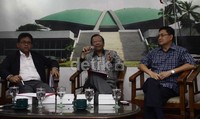 Mantan Ketua Mahkamah Konstitusi (MK) Mahfud MD (tengah), Wakil Sekjen PDIP Hasto Kristanto (kiri) dan Anggota DPR dari Fraksi PPP Ahmad Yani menjadi narasumber pada diskusi tersebut. Lamhot Aritonang/detikFoto.