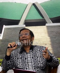 Mahfud MD mendesak KPK untuk memeriksa hakim yang sepanel dengan Akil Mochtar. Lamhot Aritonang/detikFoto.