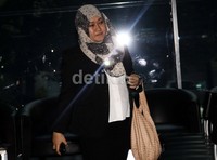 Yuanna Sisilia meninggalkan gedung KPK usai menjalankan pemeriksaan terkait kasus dugaan suap penanganan sengketa Pemilihan Kepala Daerah di MK, Kamis (10/10/2013). Lamhot Aritonang/detikFoto.