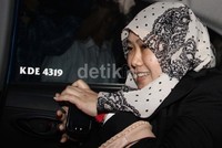 Yuanna Sisilia langsung masuk ke dalam mobil taksi yang sudah menunggun di depan lobi KPK. Lamhot Aritonang/detikFoto.