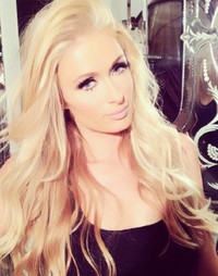 I'm a Barbie girl in a Barbie world... tulis Paris lewat akun Instagram-nya. (Instagram).