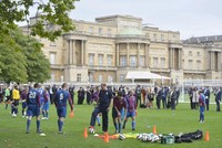 Ini dia suasana latihan di lapangan sepakbola di Istana Buckingham. Toby Melville/Getty Images.