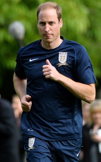 Pangeran William terlihat melakukan pemanasan. Ben Stansall/Getty Images.