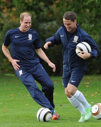 Bintang sepakbola asal Inggris, Michael Owen juga ikut berlatih bersama Pangeran William. REUTERS/Shaun Botterill.
