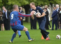 Pangeran William berhadapan satu lawan satu dengan lawannya. REUTERS/Toby Melville.