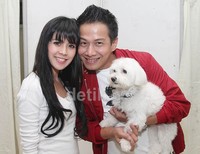 Delon dan istri, Yeslin Wang berpose dengan anjing lucu mereka. Gus Mun/detikHOT.
