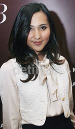 Dena Rachman Makin Cantik Jadi Wanita