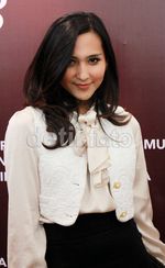 Dena Rachman Makin Cantik Jadi Wanita