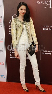 Laura Basuki tampil mengenakan tank top dan celana putih, dipadukan dengan blazer bernuansa gold dan tas serta sepatu dengan warna senada. Asep/detikHOT.