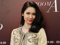 Laura Basuki tersenyum manis di acara Bazaar Fashion Festival di Gandaria City, Jakarta Selatan, Rabu (9/10/2013). Asep/detikHOT.