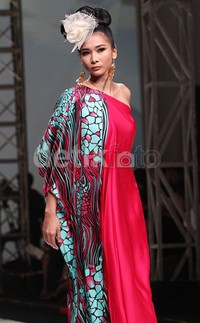 Memang aku langganan Kanaya kalau dia adain fashion show. Tadi temanya santorini. Baju pantai tetap elegan, ujar Mei Chan. Gus Mun/detikHOT.