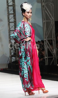 Pose Mei Chan di catwalk. Gus Mun/detikHOT.