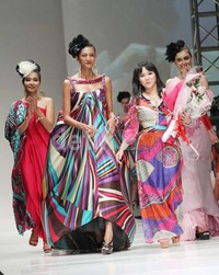 Mei Chan bersama sang desainer di acara Bazaar Fashion Festival di Gandaria City, Jakarta Selatan, Rabu (9/10/2013). Gus Mun/detikHOT.