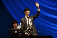 Kim Soo Hyun melambaikan tangannya pada para fans yang hadir. (KEYEAST)