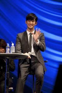 Fans semakin histeris melihat senyuman dan keramahan dari Kim Soo Hyun. (KEYEAST)