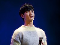 Dalam acara tersebut, ia juga menyanyikan lagu Dream High. (KEYEAST)