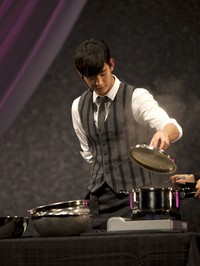 Tak hanya menyanyi, Kim Soo Hyun juga menunjukkan kemampuan memasaknya. (KEYEAST)