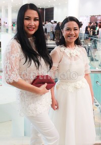 Titi memilih blus lace menerawang yang dipadukan celana putih, sedangkan Uthe tampak feminin dengan busana putih berbunganya. Asep/detikHOT.