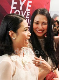 Titi dan Uthe saat ditemui di acara Bazaar Fashion Festival di Gandaria City, Jakarta Selatan, Rabu (9/10/2013). Asep/detikHOT.
