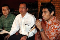 Para atlet pelatnas yang mengikuti turnamen Dahlan Iskan Cup pada bagian putra di antaranya Ion Mardiono, Gilang Maulana, Fiky Supit, Dahlan Haruri, dan Fredi Pramono. Bagian putri ada Stela, Novita, dan Rina.