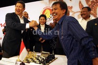 Menpora Roy Suryo membuka secara resmi Indonesia Open Chess Championship 2013 dengan bertarung catur melawan Ketua Umum PB Percasi Hashim Djojohadikusumo.