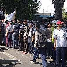 Karyawan PT Kertas Leces Ancam Blokir Jalur Probolinggo-Lumajang
