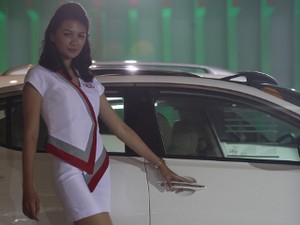 Mojang Bandung Ini Lebih Suka Mobil Manual