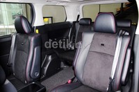 Dalam kabinnya terlihat aura yang elegan dimana, semua joknya juga lebih sporti ditambah lagi dengan emblem bertuliskan GS.