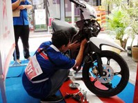 Selain seminar, Yamaha juga memberikan pelatihan memperbaiki motor injeksi. (dok Yamaha).