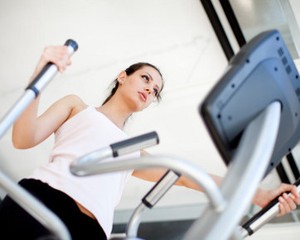 Fitnes Pagi Hari, Harus Sarapan atau Perut Dibiarkan Kosong?