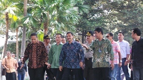 Tak Ditahan di Jumat Keramat, Andi Mallarangeng Senyum-senyum