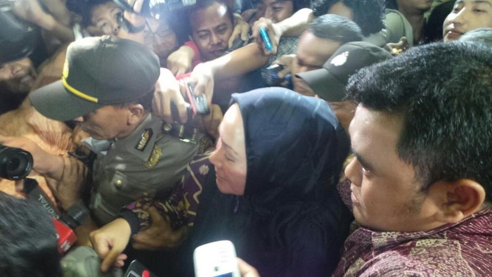 Usai Diperiksa KPK 8 Jam, Ratu Atut Hanya Ucapkan Salam