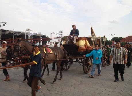 12 Kereta Pusaka Dikeluarkan untuk Uji Coba Rute Kirab Pengantin