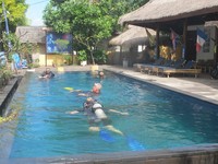 Di bagian depan Dream Divers terdapat kolam yang besar yang digunakan sebagai tempat pelatihan. Saat itu, ada beberapa turis mancanegara yang sedang belajar menyelam (Afif/detikTravel)