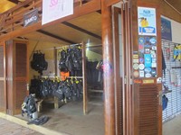Berbagai peralatan selam terdapat lengkap di Dream Divers ini. Dream Divers sendiri yang menjadi bagian dari PADI (Professional Association of Diving Instructor) dan Scuba School International (Afif/detikTravel)