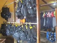 Alat-alat selam dan snorkeling yang ada di sini pun disewakan untuk umum. Harga satu set pakaian selam sekitar Rp 300 ribu (Afif/detikTravel)