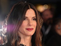 Lipstik merahnya membuat penampilan Sandra semakin wow. Eamonn M. McCormack/Getty Images.     